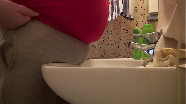 Hot peeing through gray pants over the sink วิดีโอใหม่
