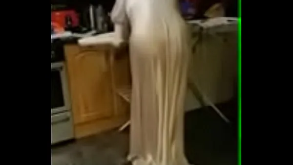 Hotte Wife in her satin nightie ironing nye videoer