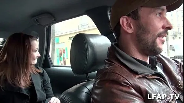 Žhavá Petite slut masturbates in the taxi who takes the opportunity to finger her nová videa