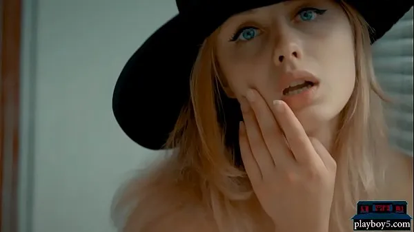 Hot Jovencita rubia con un gran culo y sombrero negro se desnuda nuevos videos