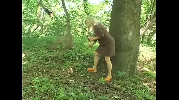 Mature well-padded blonde Sharone Lane seduced young guy in the forrest Video baru yang populer