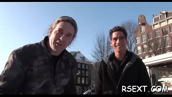 인기 있는 Aroused lad takes a tour in the amsterdam redlight district개의 새 동영상