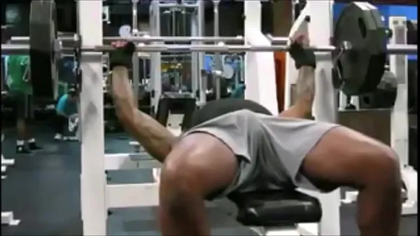 Fitness: gli uomini mostrano le loro borse durante l'esercizio fisiconuovi video interessanti