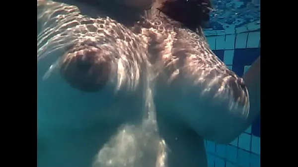 Vroči Swimming naked at a poolnovi videoposnetki