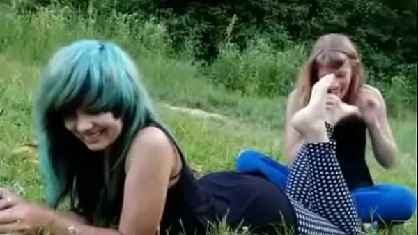 Népszerű two emo girls új videó