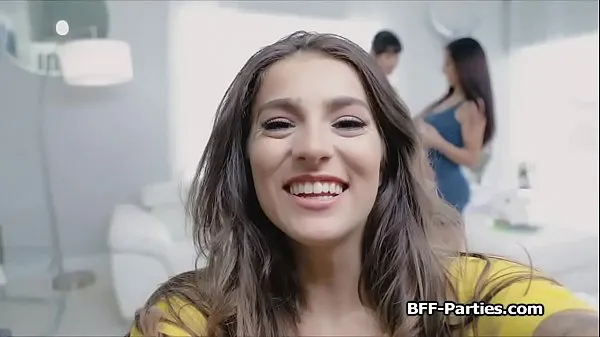 Populaire Spicy Latinas bouncing on masseurs big cock nieuwe video's