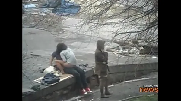 Vroči Friend waits while her friend gets tagged in publicnovi videoposnetki