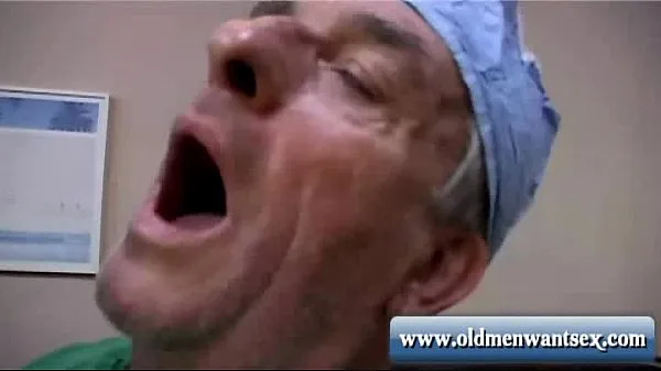 Populære Old man Doctor fucks patient nye videoer