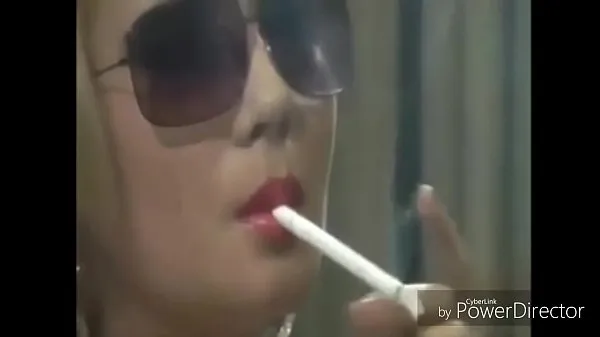 حار These chicks love holding cigs in thier mouths مقاطع فيديو جديدة