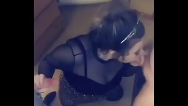 Vroči Teen girl cheats on boyfriend with two random cocks in mmf threesomenovi videoposnetki