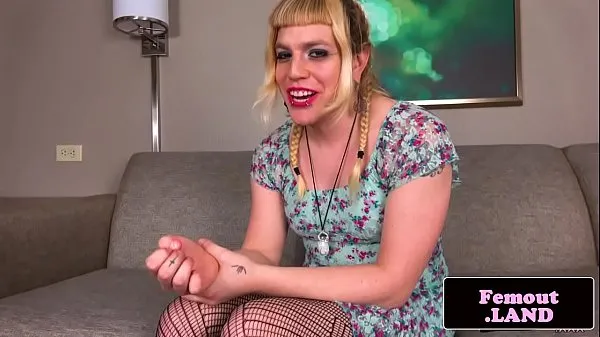 Népszerű Chubby trap strips and revels her cock új videó