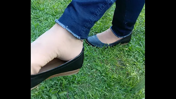 Vroči outdoor shoeplay with sheer stockingsnovi videoposnetki