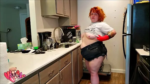 Vroči ginger BBW washing dishes and bouncing that big bootynovi videoposnetki