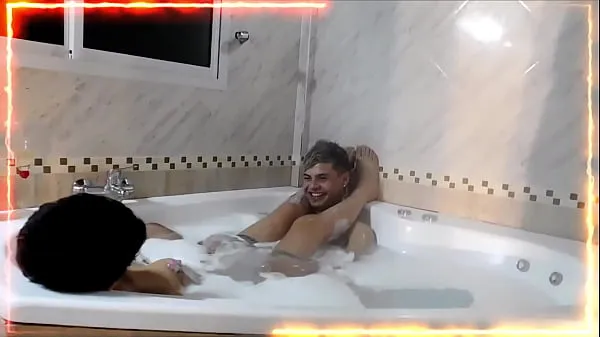 Populære We finished recording and we continue filming the backstage of the rest in the jacuzzi, look how they wait to continue filming nye videoer
