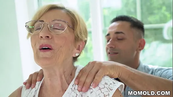 Populære Kinky Old Chubby GILF Malya has a lucky day, gets to hop on a young dong nye videoer