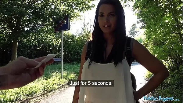 Populære Public Agent Chloe Lamour gets her big boobs jizzed on for cash nye videoer