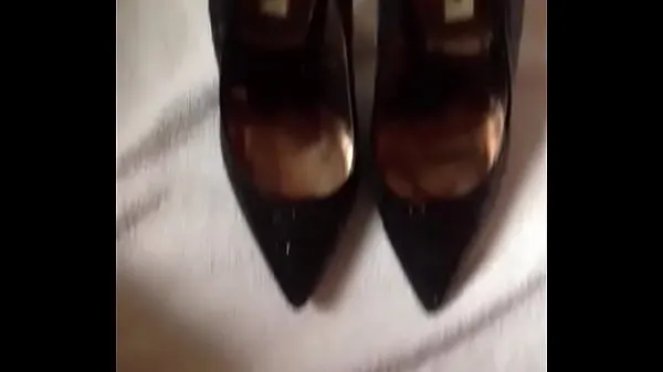 حار Cum on my landlady s shoes مقاطع فيديو جديدة