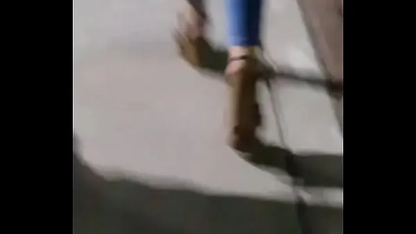 Hot Jolie fille en pantalon bleu marchant au ralenti (partie 2 nouvelles vidéos 