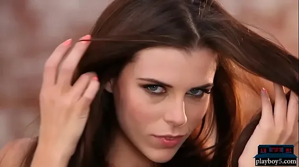 Populære Sexy brunette models give a full striptease for Playboy nye videoer