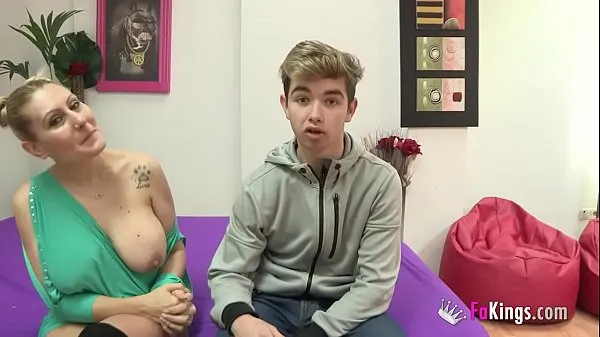nuria e seus enormes boobies transam com uma novata de 18 anos que tem a idade do filho novos vídeos interessantes