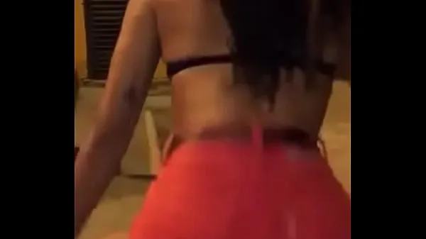 Brunette Maryana Waving Red Shorts Video baru yang populer