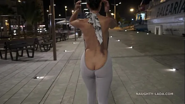 Naughty Lada indossa tute senza schienale ed espone il suo culo in pubblico