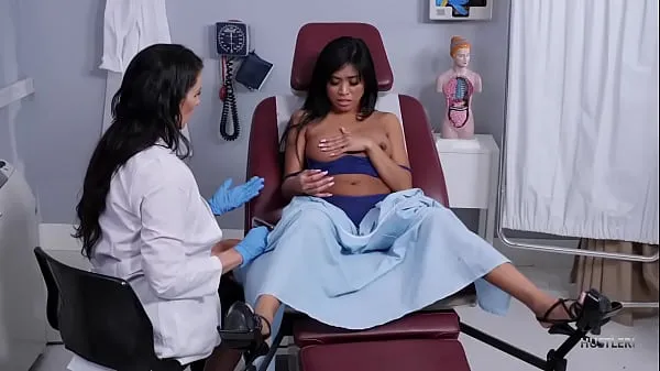 Populaire Lesbian MILF examines Asian patient nieuwe video's