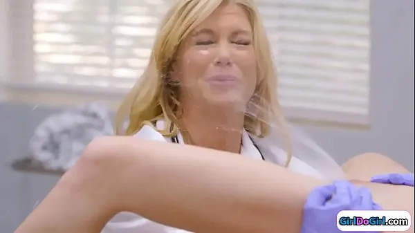 Hot Unaware doctor gets squirted in her face วิดีโอใหม่