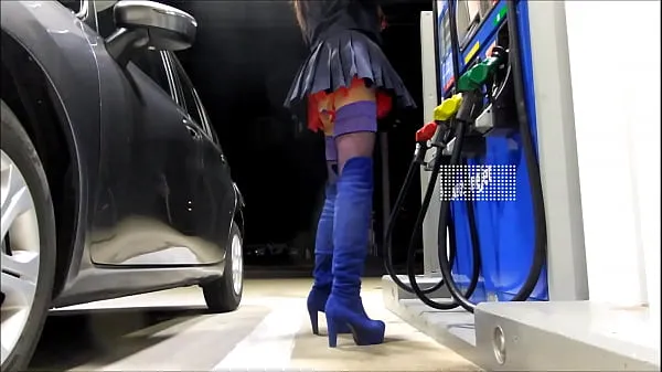 Vroči Crossdresser Mini Skirt in Public --Gas stationnovi videoposnetki