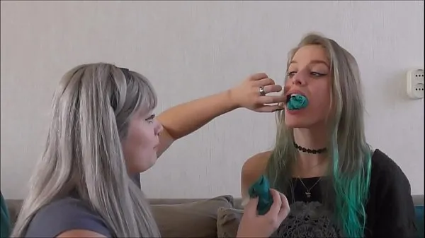 Vroči two innocent teen girls try some bondagenovi videoposnetki