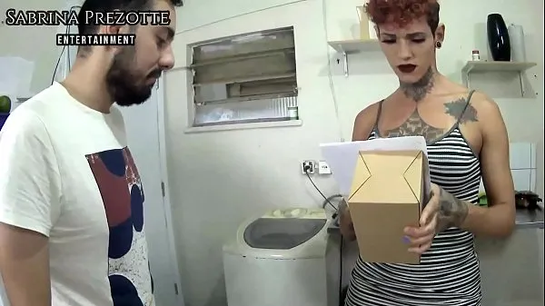 Populárne Bearded delivery man falls head over heels on the hot transvestite's dick and leaves with a face full of milk, complete with RED nové videá