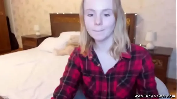 Blonde camgirl in shirt and black bra Video baru yang populer