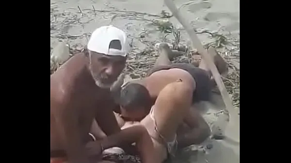 Populárne Caught on the beach nové videá