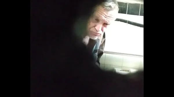 Hotte Spying On White Guy in Bathroom One nye videoer