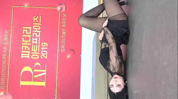 Conta pública [喵泡] Garota coreana de cabelos curtos em saia de seda preta sexy dança quente novos vídeos interessantes