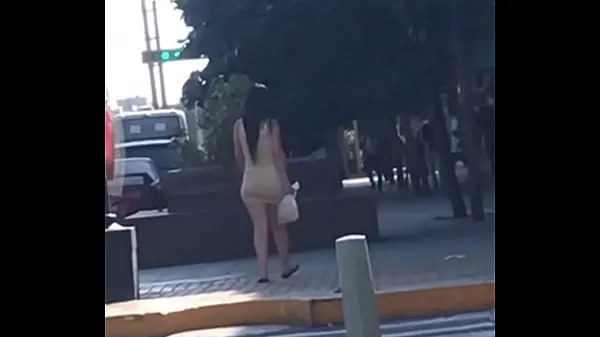 Καυτά Venezuelan with a good body walking down the street in a striped dress νέα βίντεο