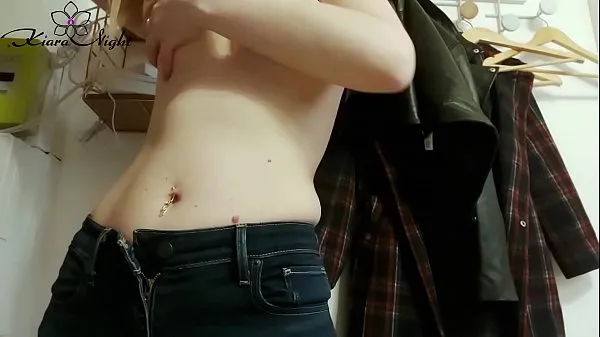 Vroči Student Showing Tits on Street and Masturbate Pussy after a Walknovi videoposnetki