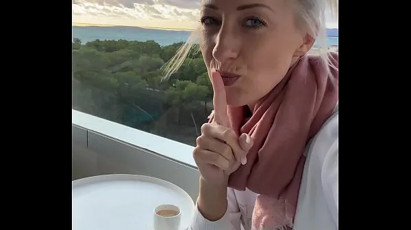 Vroči I fingered myself to orgasm on a public hotel balcony in Mallorcanovi videoposnetki
