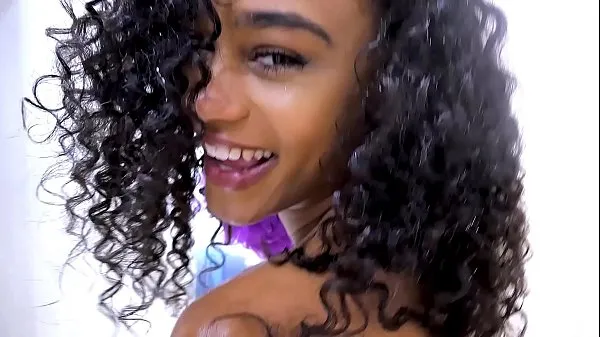 Populaire Beautiful black teen showers and sucks cock nieuwe video's