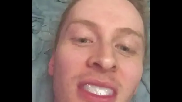 Vroči Twink shoots load in his mouth and swallows every dropnovi videoposnetki
