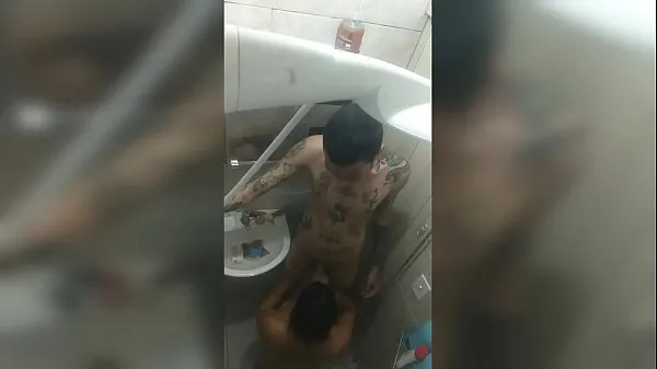 I filmed the new girl in the bath, with her mouth on the tattooed's cock... She Baez and Dluquinhaa Video baharu hangat