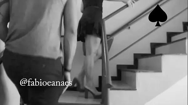 ホットモーテルの階段を上る途中で妻のスカートを持ち上げている黒人男性は、パンティーがありませんでした新しいビデオ
