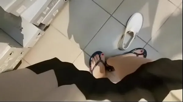 Espie os pés suados de sua mãe sexy enquanto troca alguns sapatos diferentes na loja novos vídeos interessantes