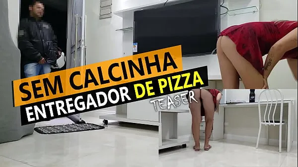 حار Cristina Almeida receiving pizza delivery in mini skirt and without panties in quarantine مقاطع فيديو جديدة