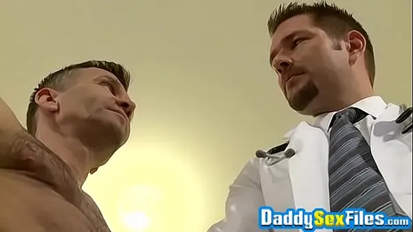 Žhavá Doctor and muscle have rimming 3way with a jock nová videa