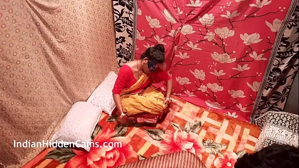 Vroči indian devar bhabhi sex in saree seducing her young devar while her husband is away for worknovi videoposnetki