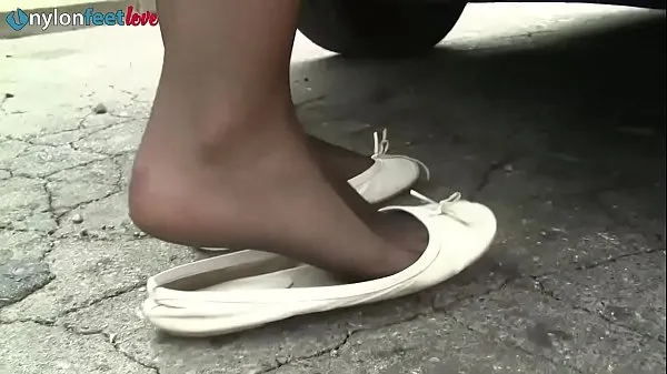 Sexy redhead stockings upskirt and shoeplay on the driveway novos vídeos interessantes