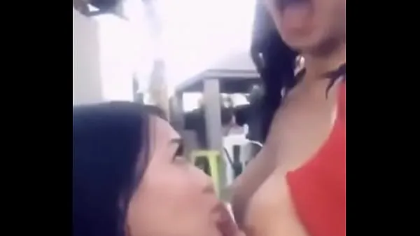 مشہور Party girls lezing out by the pool نئے ویڈیوز