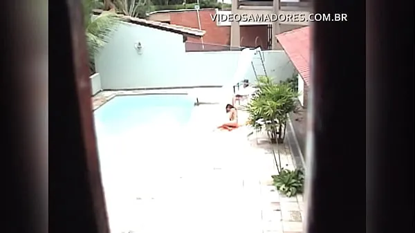 Young boy caught neighboring young girl sunbathing naked in the pool novos vídeos interessantes