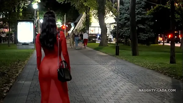 Vestido rojo transparente en público